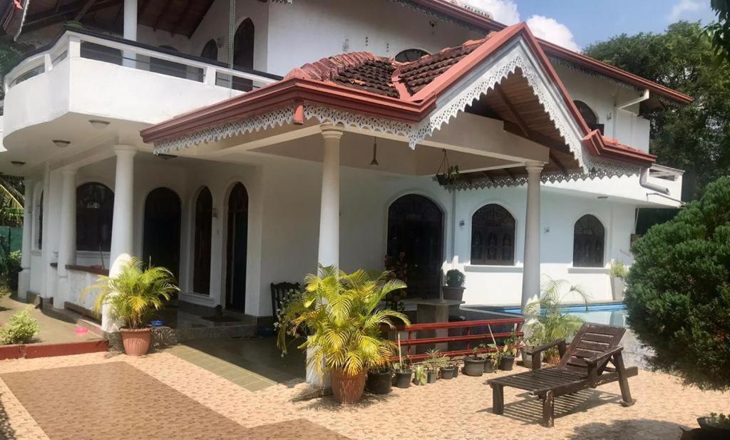 Kingz And Queenz - Negombo Exterior photo